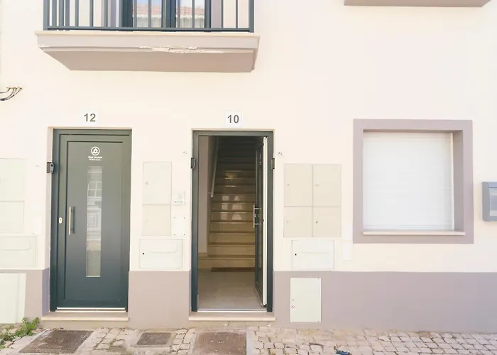 102 - Hut Spot Apartment *